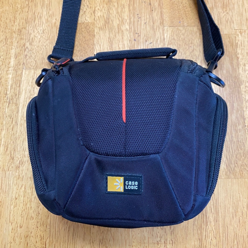 Case Logic Black‎ Padded DSLR Camera Shoulder Bag with Red Interior Trim